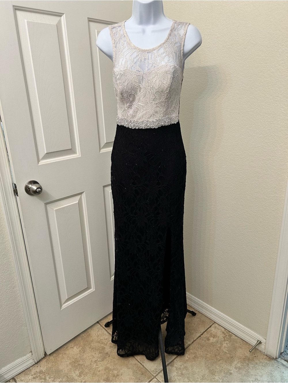 Stunning two-tone lace gown ✨ Jodi Kristopher size 5